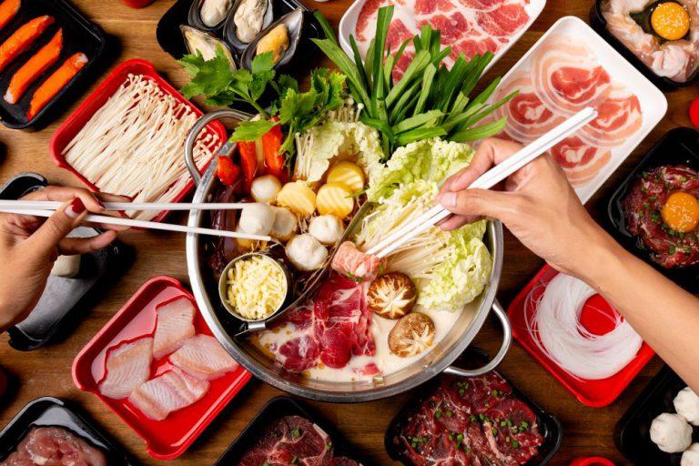 Enjoy a delicious Chinese hotpot in Ratchada.