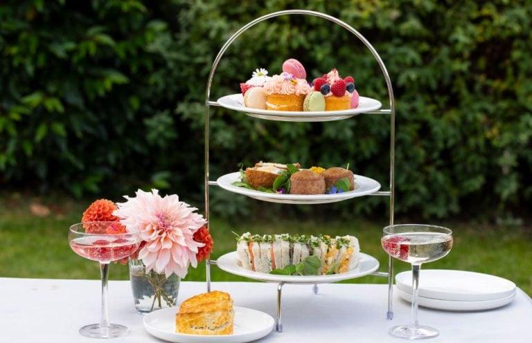 Afternoon Tea คือการดื่มชายามบ่ายเป็นมื้อของว่าง เสิร์ฟขนมหวานและของคาวเบา ๆ