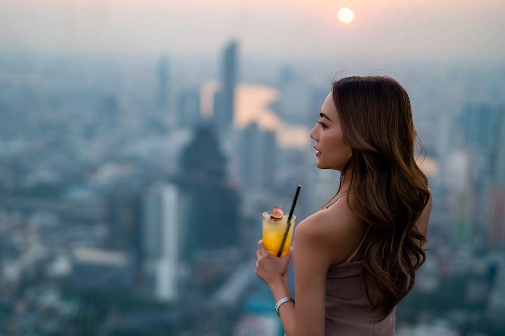 ผู้หญิงชมวิวบนตึกมหานคร สกายวอล์ก ร้านอาหารวิวตระการตา