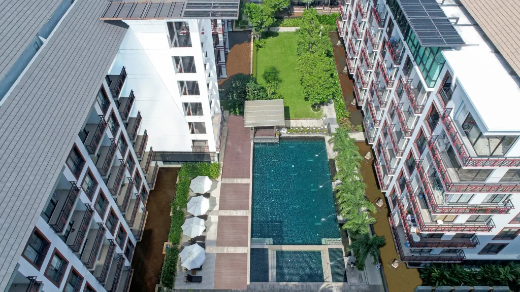 Overview of the swimming pool at Amanta Hotel & Residence Ratchada